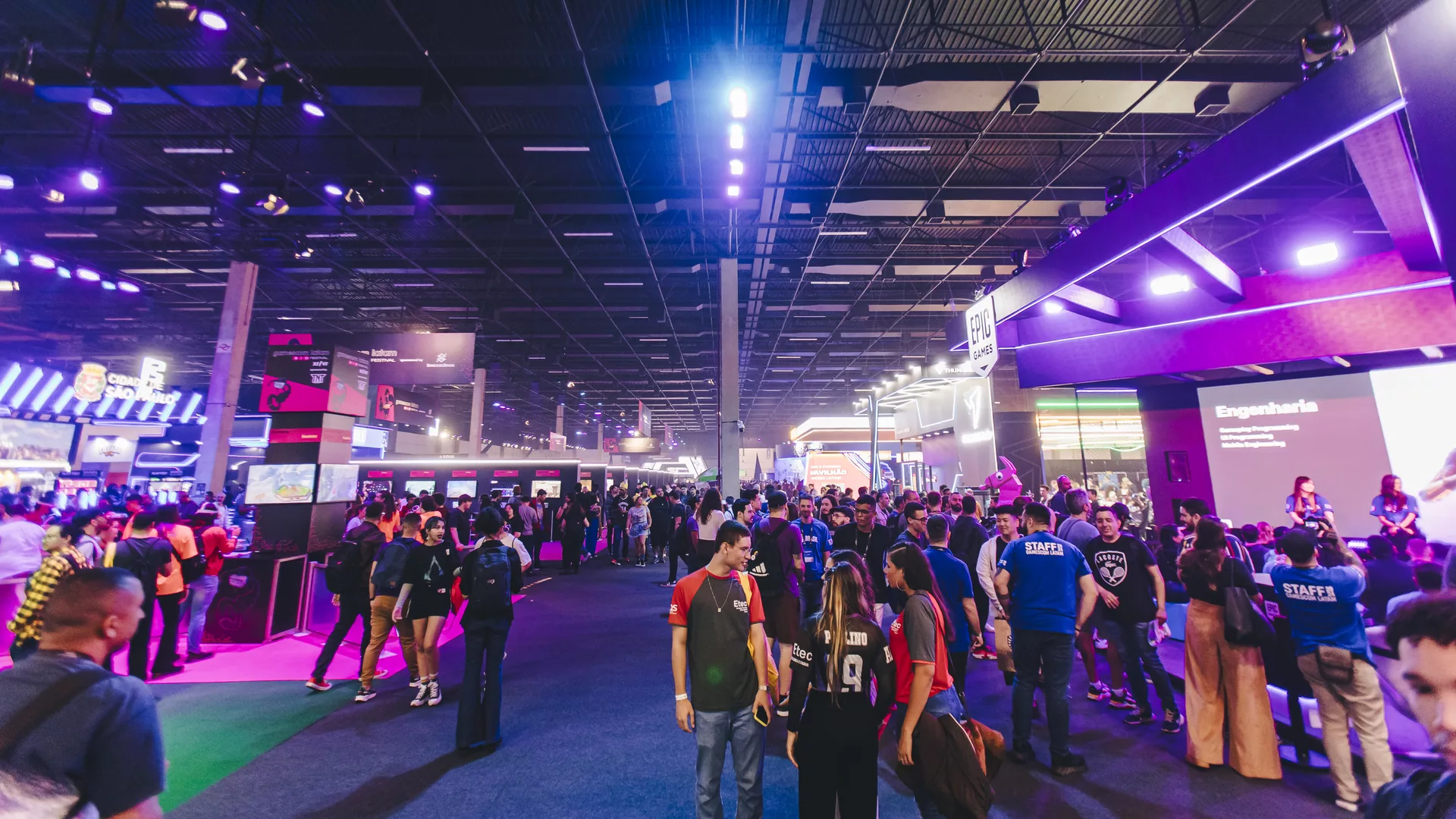 Os visitantes da gamescom latam 2024 puderam experimentar as últimas tecnologias que estão revolucionando a forma como jogamos, como Realidade Virtual (VR), Realidade Aumentada (AR) e Inteligência Artificial (IA) em NPCs (personagens não jogáveis). Jogos com gráficos de última geração, streaming de alta performance e NFTs (Non-Fungible Tokens) também estiveram em destaque.