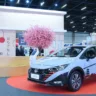 A iniciativa da Nissan durante o Festival do Japão proporcionou um encontro único entre o criador e sua obra, com o veículo exposto no estande da marca no evento. A personalização do Versa SR, cheia de referências à cultura nipo-brasileira, como o navio Kasato Maru e a flor de Sakura, chamou a atenção do público que marcou presença no festival.