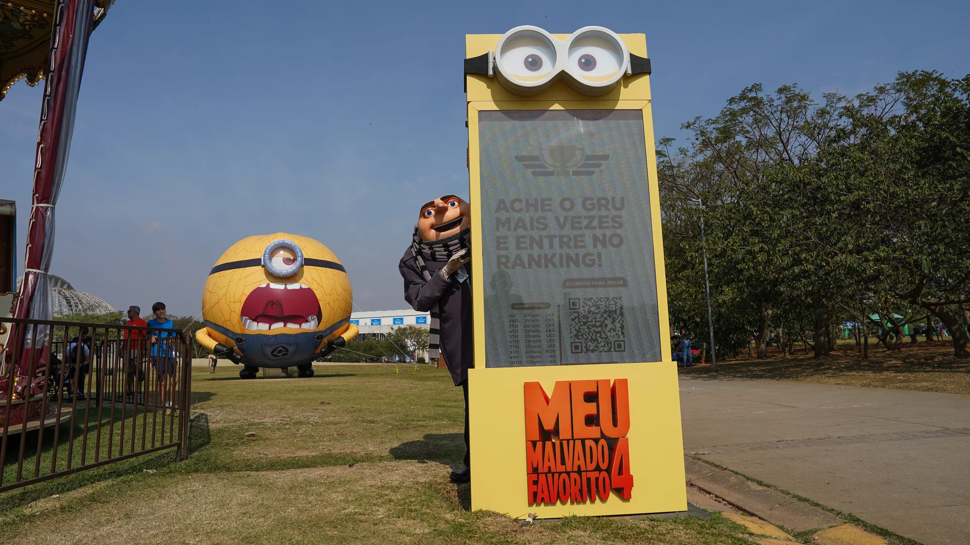 Em um dos espaços de maior circulação do parque, um inflável gigante de um dos clássicos Minions chama a atenção dos visitantes. Além disso, no entorno da instalação, um totem customizado oferecerá QR Codes que levam a um game exclusivo inspirado no universo de “Meu Malvado Favorito 4”, com acesso gratuito e transformando o smartphone de quem o acessa em um joystick.