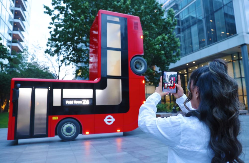 Instalação artística em Londres recria ônibus vermelho dobrado para divulgar celulares dobráveis da Samsung