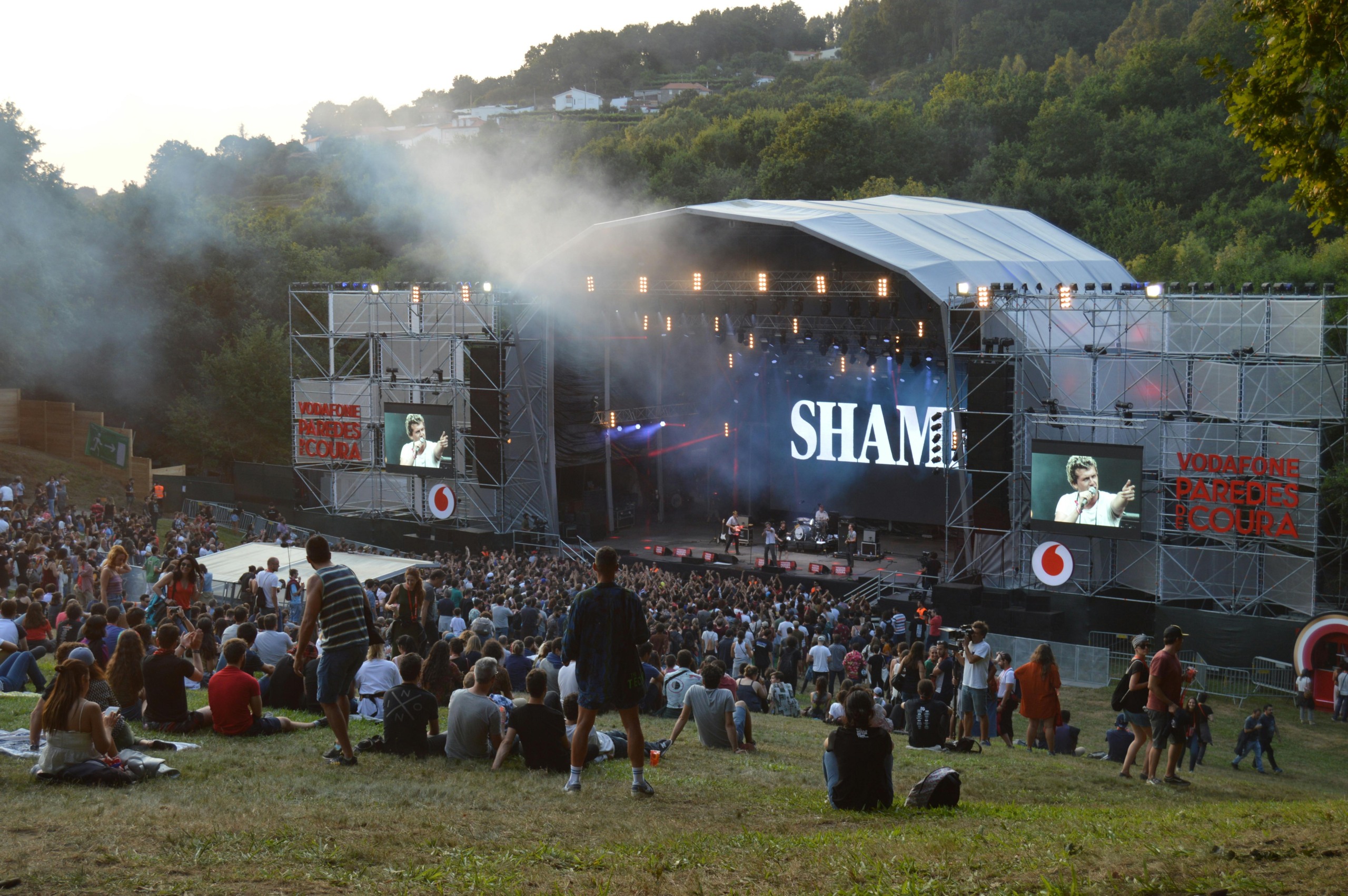 Pessoas assistem a shows ao vivo