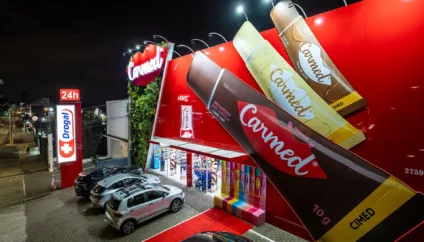 A Cimed, a terceira maior farmacêutica em volume de vendas no Brasil, apresenta uma campanha de trade marketing que transformou as fachadas de algumas farmácias em uma experiência imersiva para a marca de hidratantes labiais Carmed.