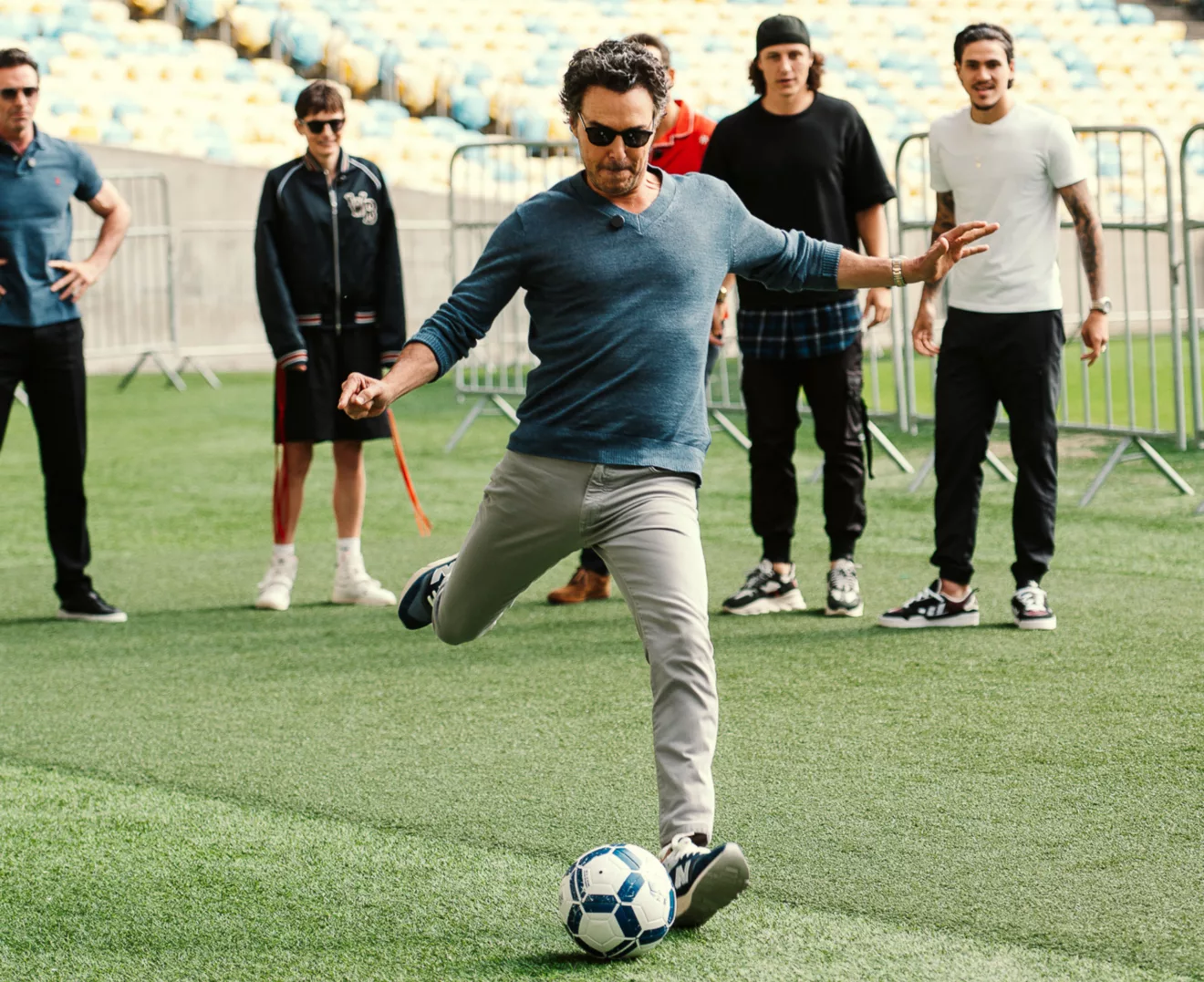 Os astros Ryan Reynolds, Hugh Jackman e Emma Corrin e o diretor Shawn Levy se encontraram com os jogadores Pedro Guilherme e David Luiz no Estádio do Maracanã

