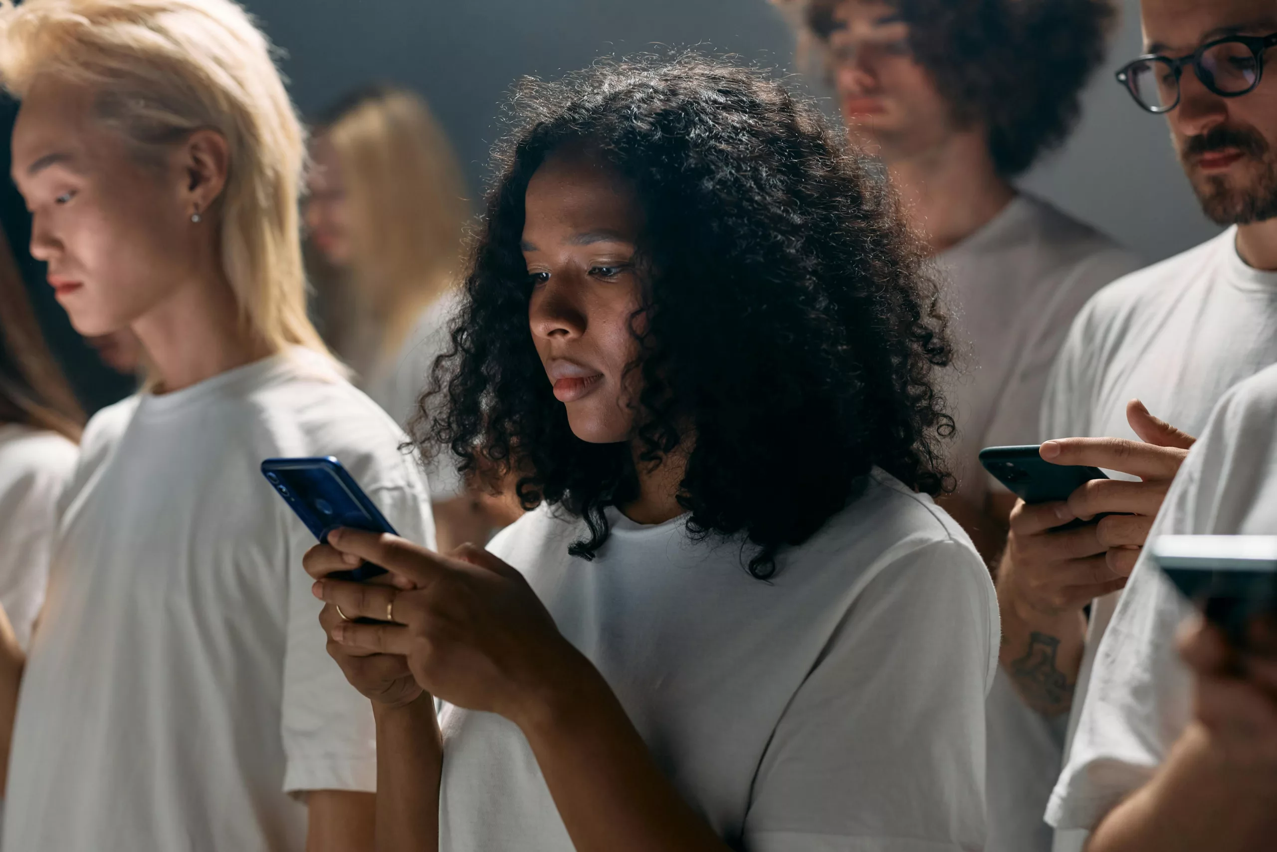 Mulher negra parece preocupada ao olhar celular