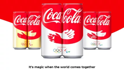Ao colocar duas latas latas com designs exclusivos para as Olimpíadas de Paris 2024 uma ao lado da outra, elas formam um abraço.