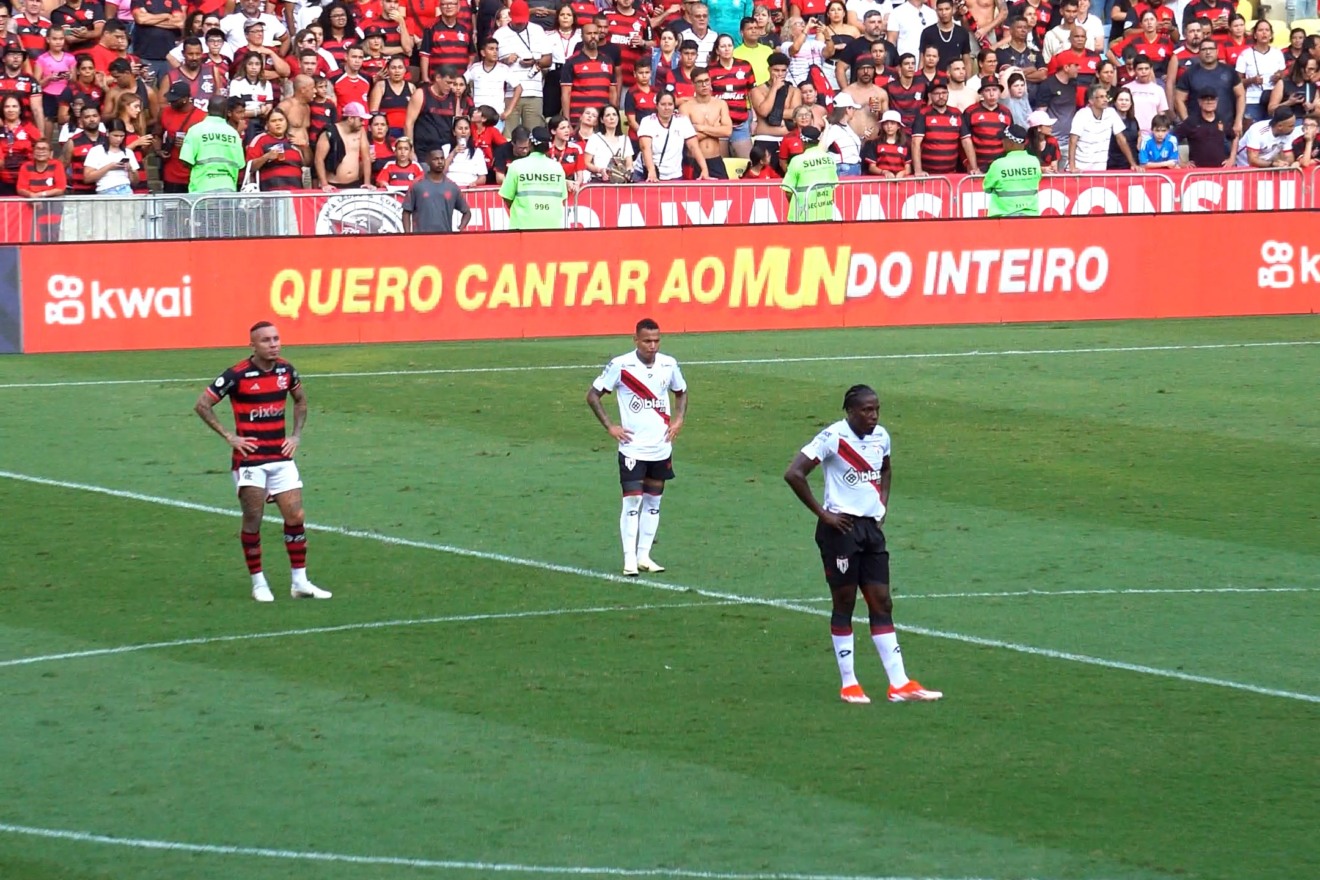 Letreiro de LED do Kwai com letra de hino do Flamengo no Maracanã 