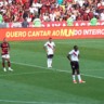 Letreiro de LED do Kwai com letra de hino do Flamengo no Maracanã