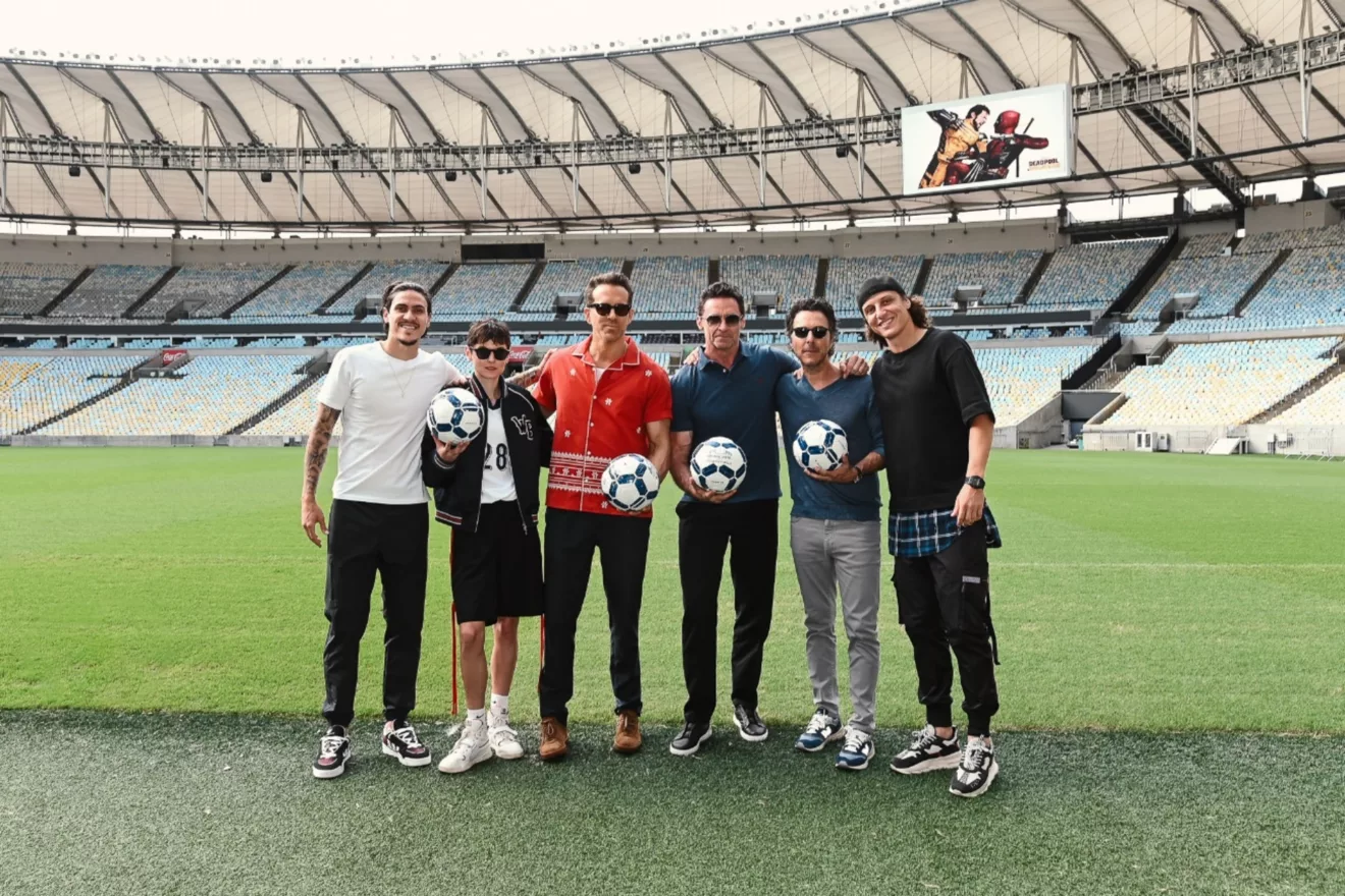 Os astros Ryan Reynolds, Hugh Jackman e Emma Corrin e o diretor Shawn Levy se encontraram com os jogadores Pedro Guilherme e David Luiz no Estádio do Maracanã

