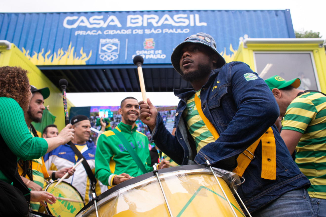 Grupo de percussão de apresenta na Casa Brasil, em Paris Grupo de percussão de apresenta na Casa Brasil, em Paris
