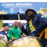 Grupo de percussão de apresenta na Casa Brasil, em Paris