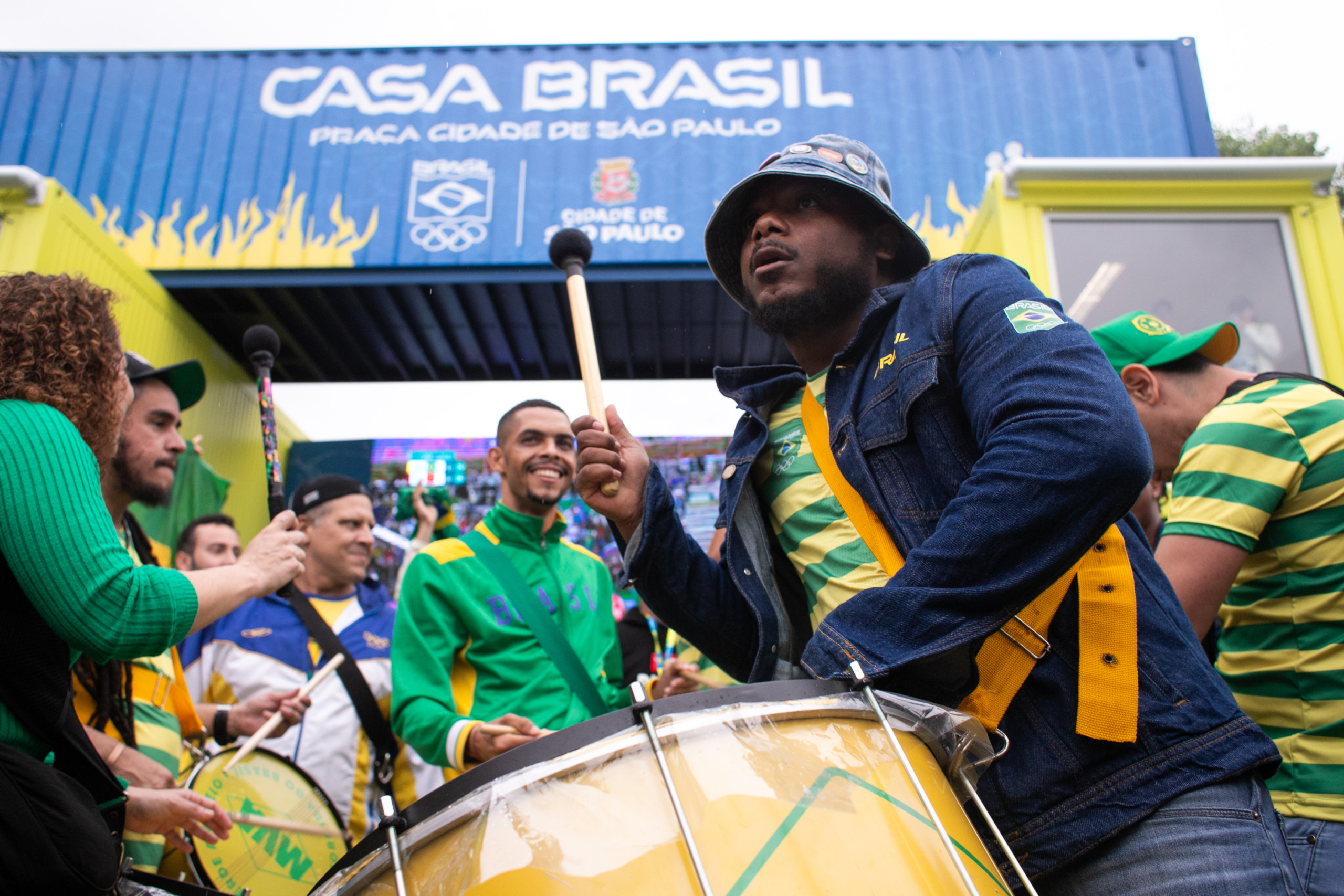 Grupo de percussão de apresenta na Casa Brasil, em Paris