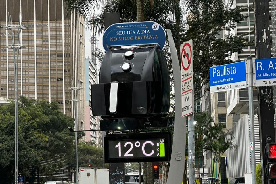 Relógio de rua em formato de air fryer na Av. Paulista