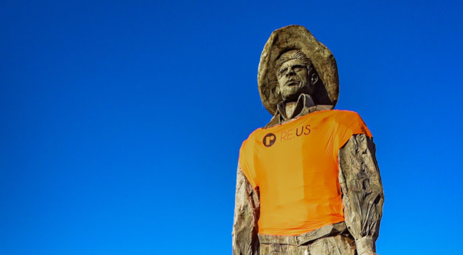 Estátua do evento vestindo uma camisa da marca