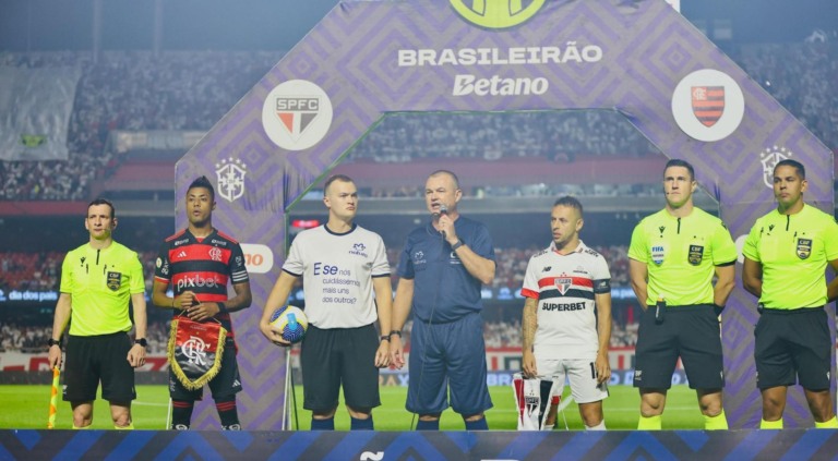 Ex-árbitro discursa ao lado do seu filho sobre aelação paternal Ex-árbitro discursa ao lado do seu filho sobre aelação paternal