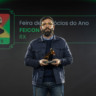 Lucas Pimentel, Diretor de Marketing da RX, recebe o Megafone de Ouro no Prêmio Live