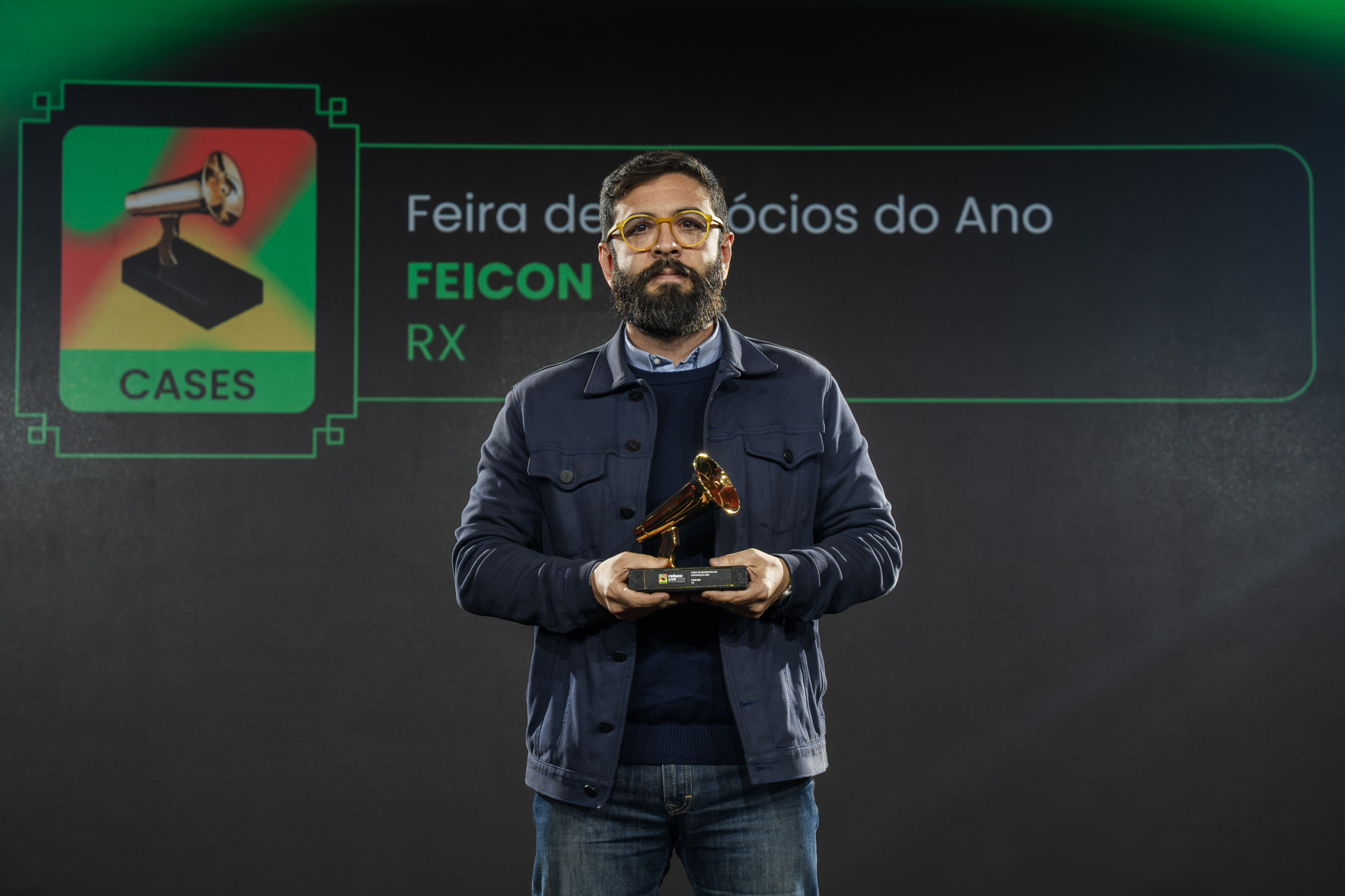 Lucas Pimentel, Diretor de Marketing da RX, recebe o Megafone de Ouro no Prêmio Live