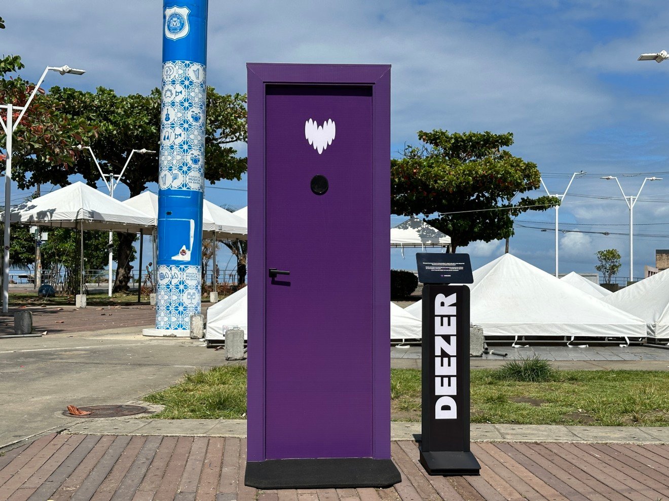 Porta roxa da deezer espalhada por Salvador