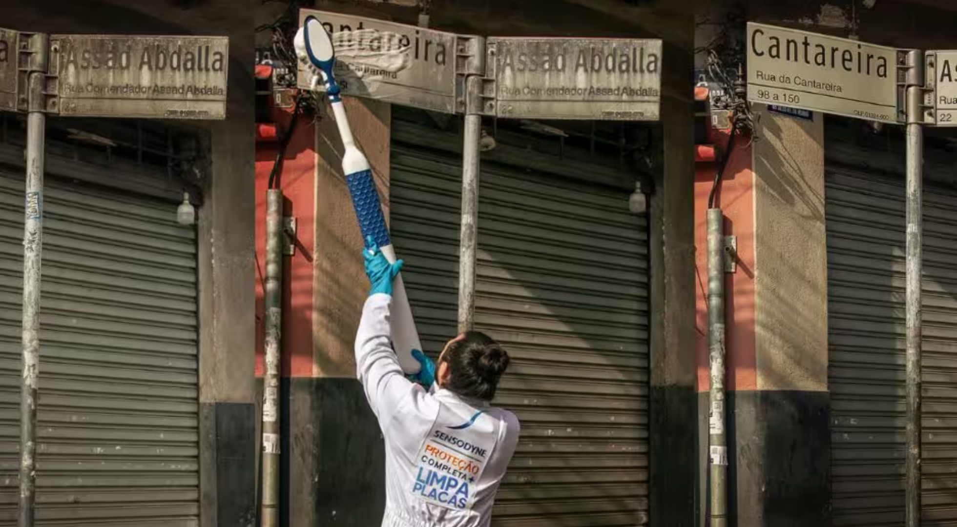 Sensodyne limpa placas de rua