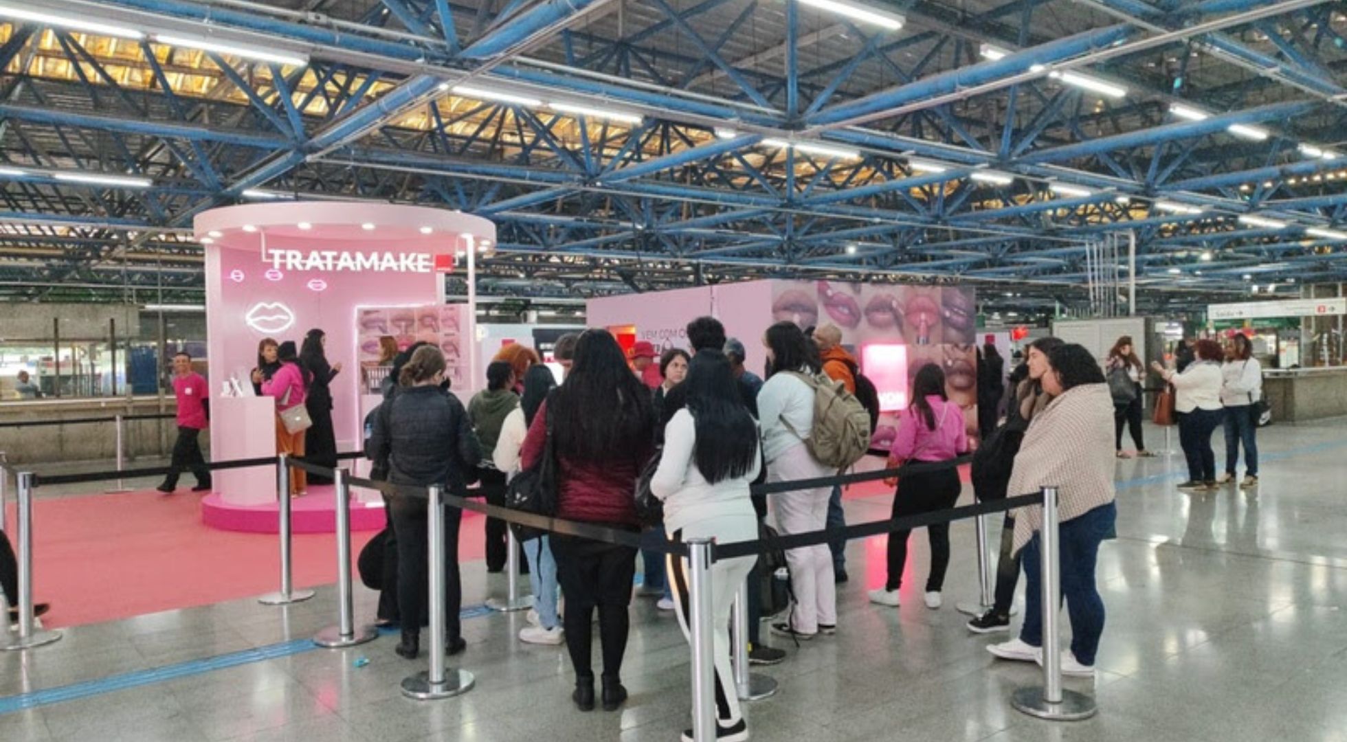 Avon dá batons para pessoas no metrô de São Paulo