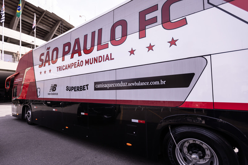 Onibus do São Paulo com o site para conferir as camisas da New Balance  