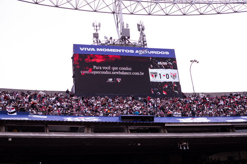 Site da New Balance que divulgava nova camiseta do São Paulo durante partida