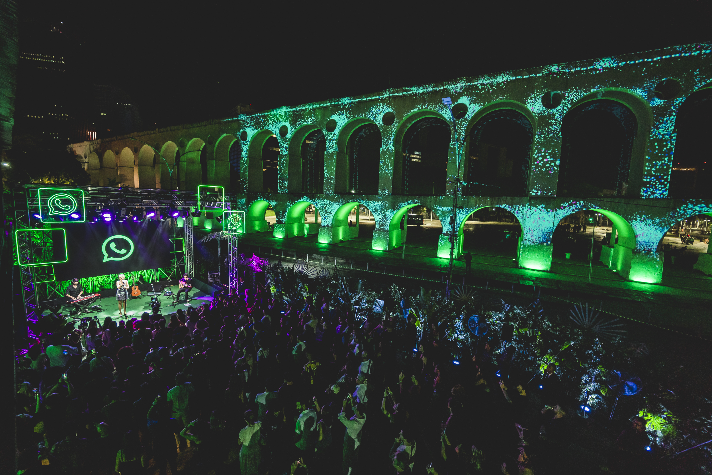 WhatsApp ilumina os Arcos da Lapa com projeção de efeito 3D