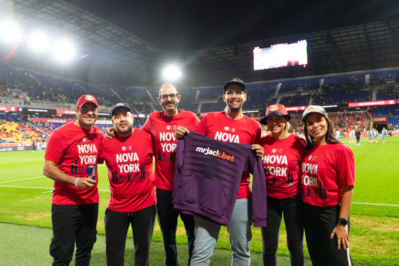 Torcedores do Bragantino na Red Bull Arena durante viagem para Nova York 