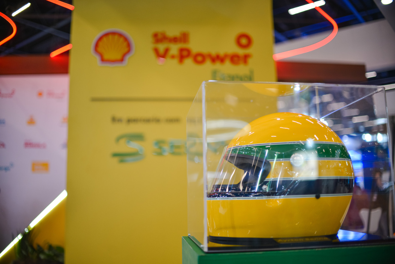 Capacete de Ayrton Senna é exposto em estande da Shell na Expopostos