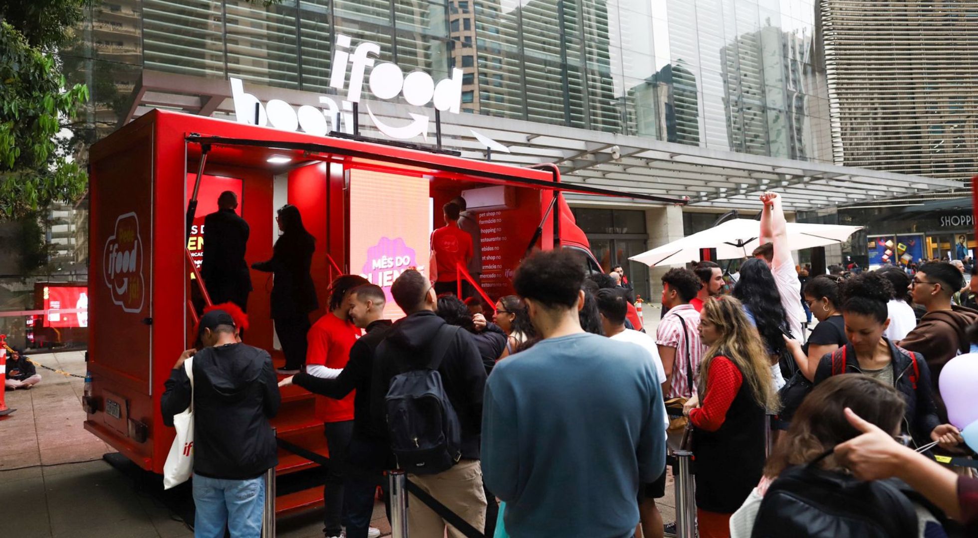 Caminhão personalizado do IFood na Avenida Paulista