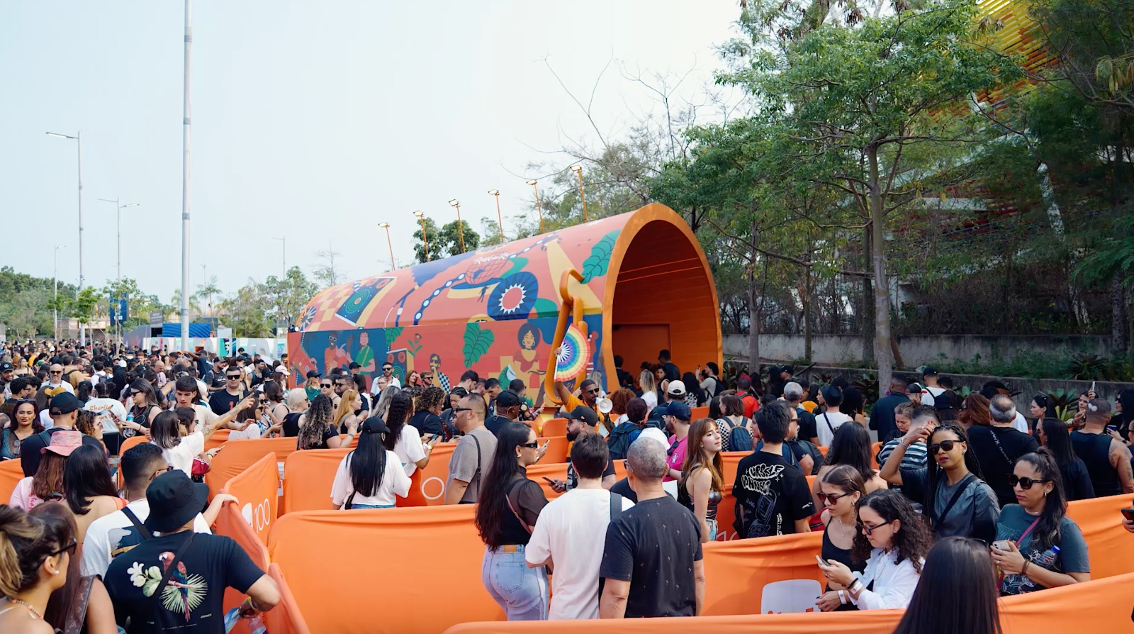 O copo do Itaú virou um "copão"! Entenda a estratégia por trás do brinde dentro do Rock in Rio