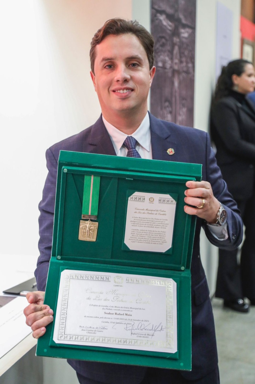 Rafael Maia, sócio-fundador da agência Air Promo, segurando a Ordem da Luz dos Pinhais