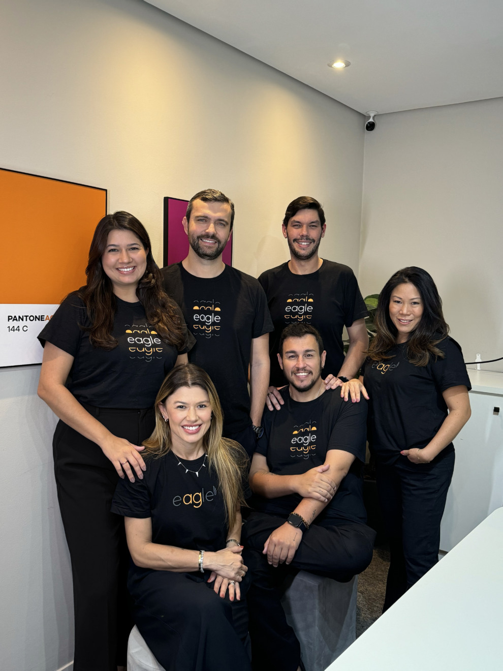  Beatriz Pimentel, Head de Pessoas e Cultura; Anderson Peres, Head Financeiro;  Junior Magalhães, head de produção ; e Camila Inoue, Head de atendimento e negócios. Sentados: Brenda Maia, CEO da Eagle e Bruno Pisanelli, Head de planejamento e criação da Eagle