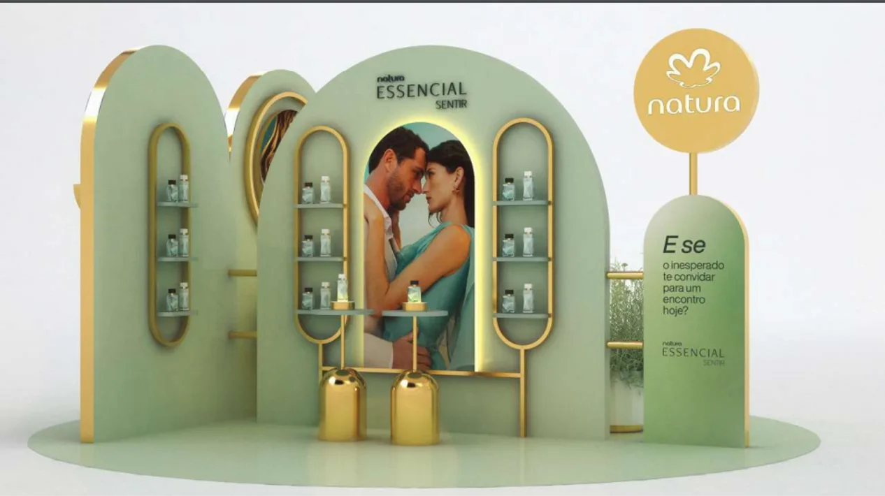 Imagem mostra painel de divulgação da nova linha de perfumes da Natura, chamada "Essencial Sentir"