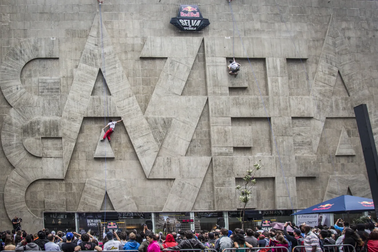 Red Bull selva de pedra na fachada da Gazeta em São Paulo