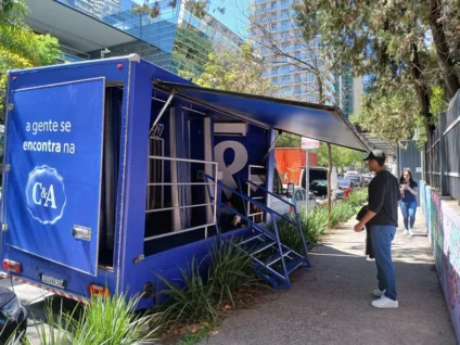 Imagem mostra o truck de encontros itinerantes da nova ativação da C&A