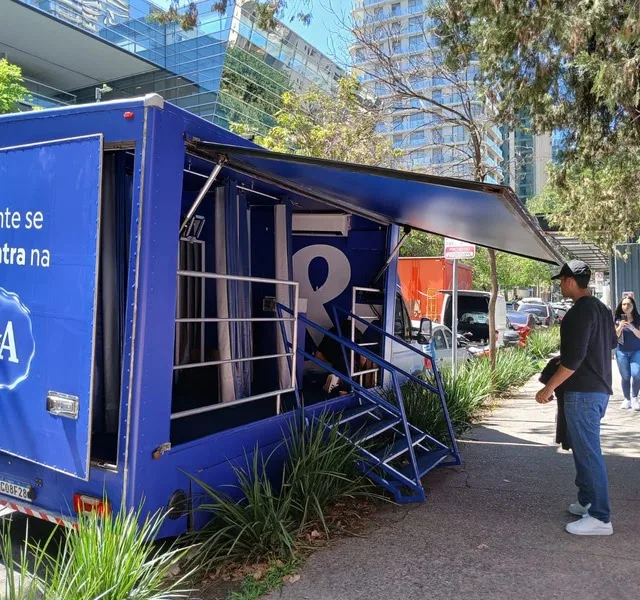 Imagem mostra o truck de encontros itinerantes da nova ativação da C&A