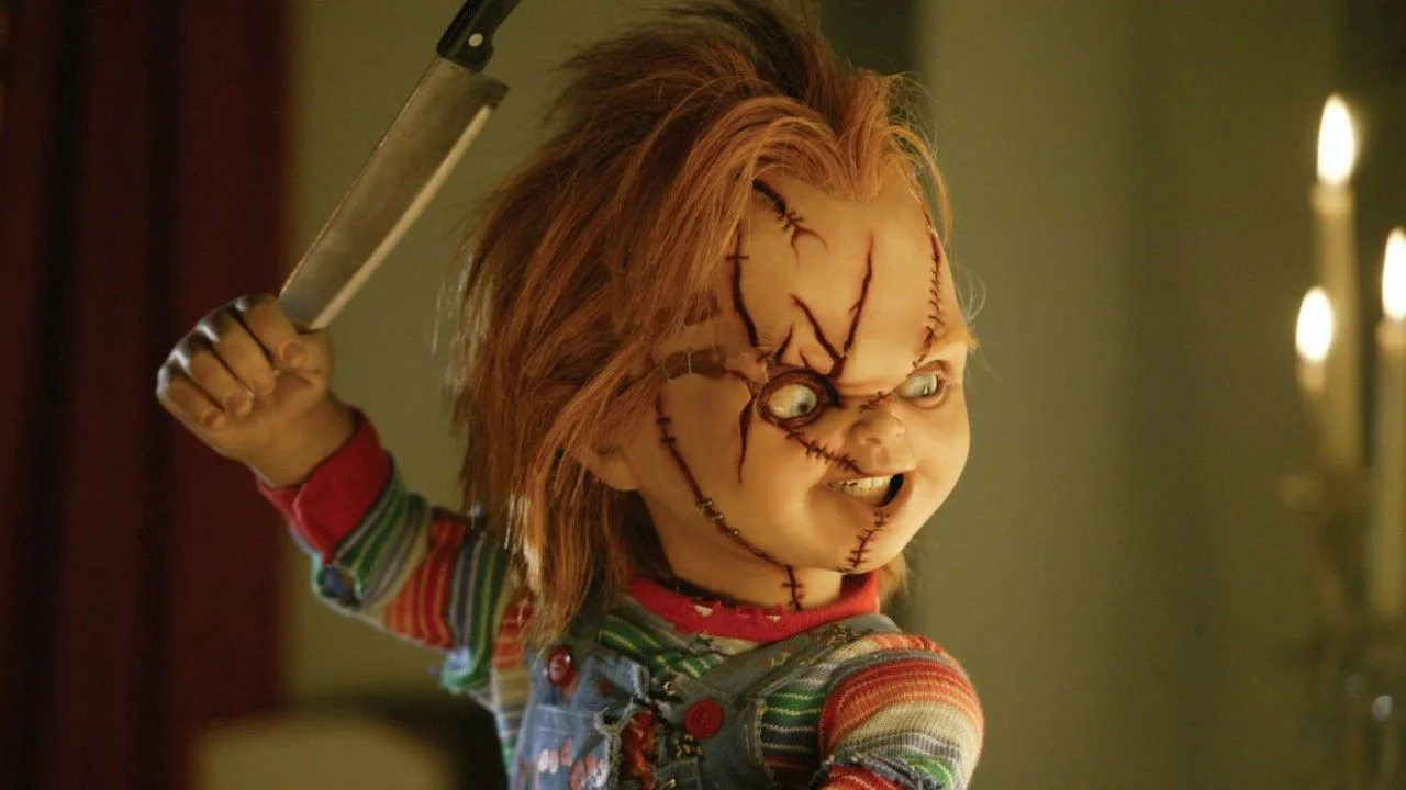 Imagem mostra cena de Brinquedo Assassino, com o vilão Chucky segurando uma faca: levantamento da Shopee afirma que personagem é um dos líderes de busca em fantasias de Halloween