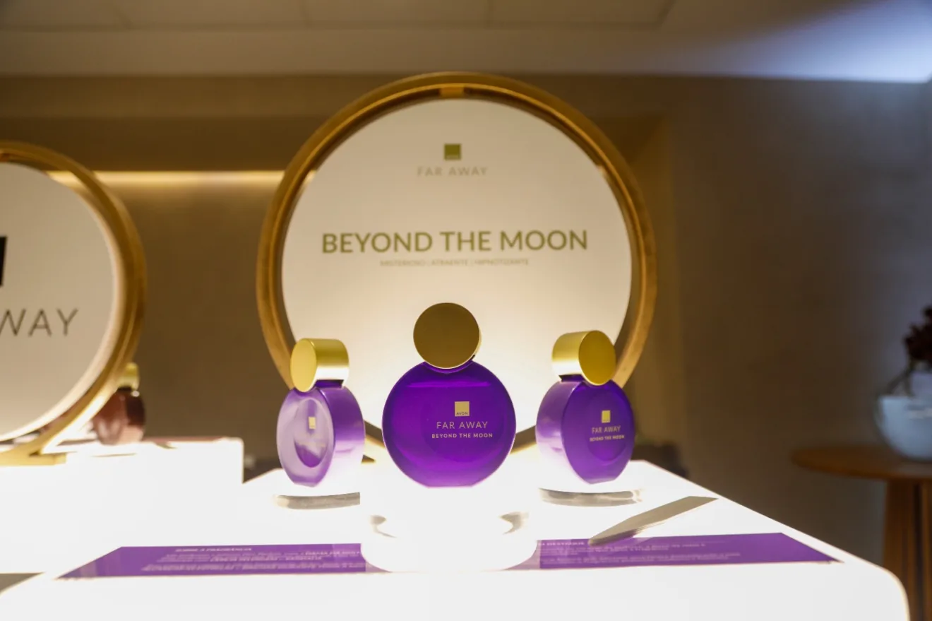 Perfume Far Away Beyond The Moon exposto em experiência de Avon em Salvador