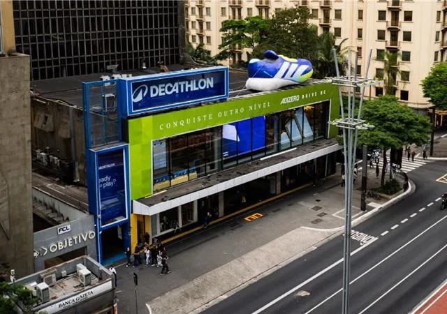 Fachada da Decathlon na Avenida Paulista traz cenografia do novo adidas Adizero Drive RC