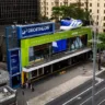 Fachada da Decathlon na Avenida Paulista traz cenografia do novo adidas Adizero Drive RC