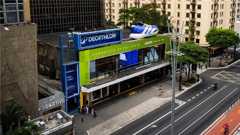 Fachada da Decathlon na Avenida Paulista traz cenografia do novo adidas Adizero Drive RC