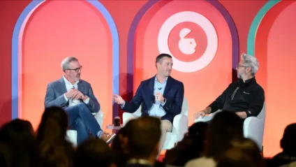 Vinny Rinaldi, da Hershey, fala com John Campbell, da Disney, durante um painel da Advertising Week New York moderado pelo repórter sénior do Marketing Dive, Chris Kelly. Foto: Advertising Week New York
