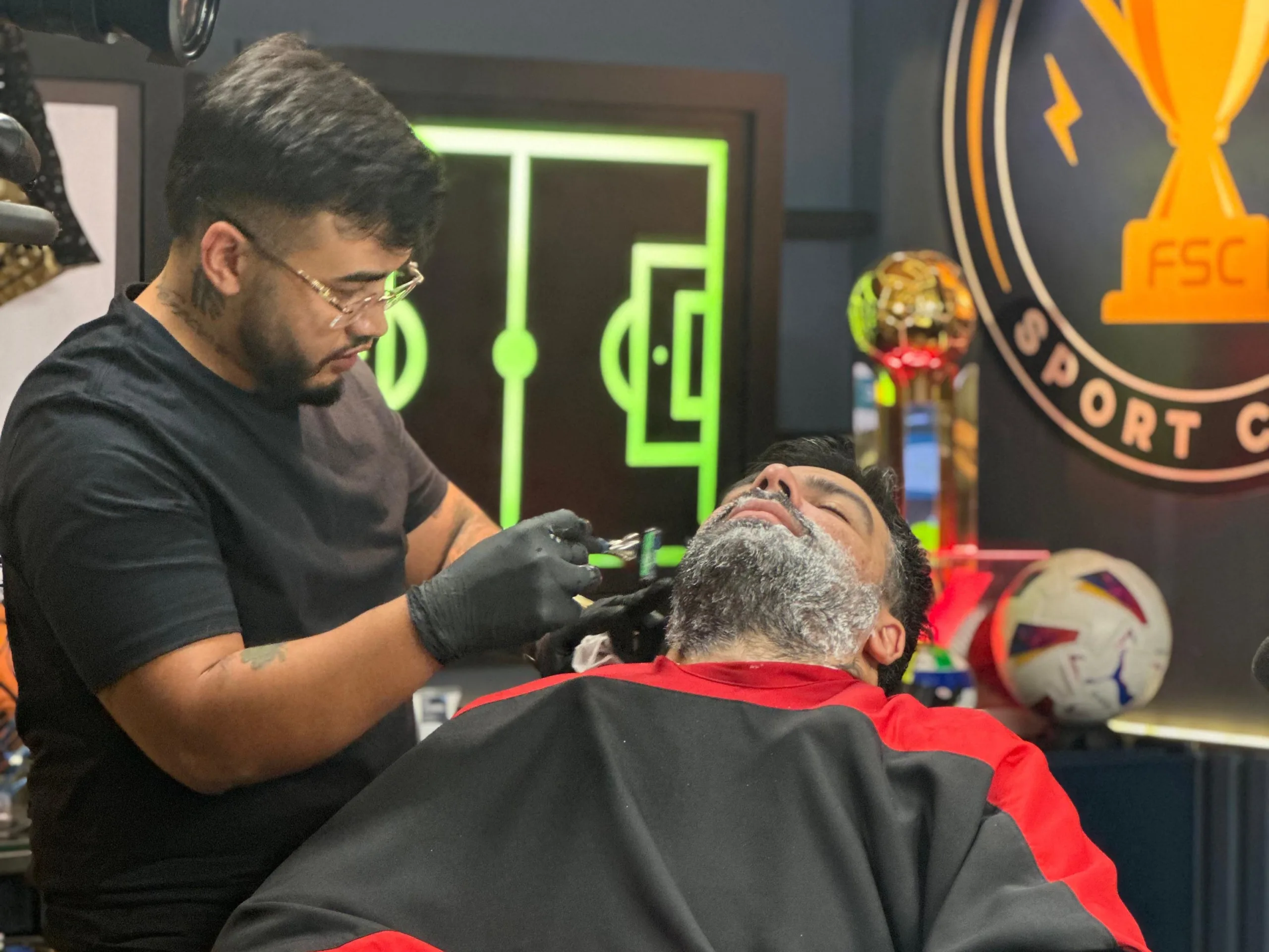 Imagem mostra apresentador do Flow Esportes, Cross, perdendo a barba em ação de marketing com a Dr. Jones