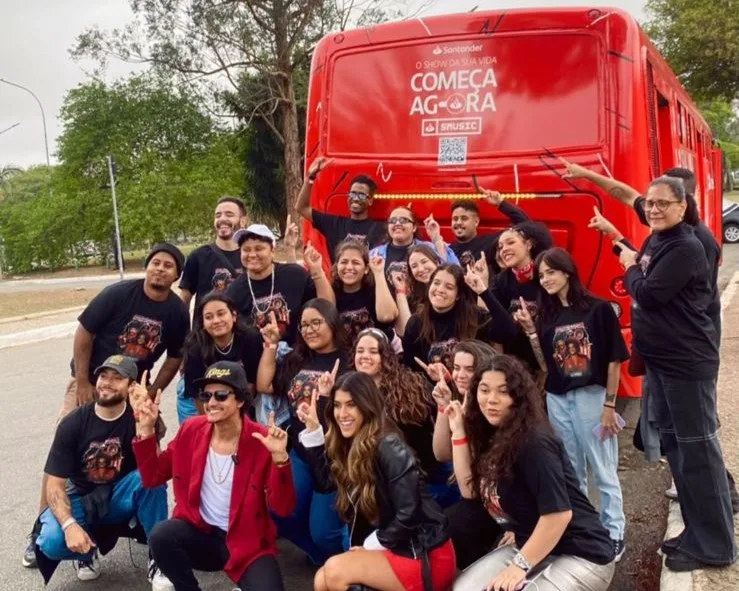 Fãs do Bruno Marcs indo para show em onibus do santander 