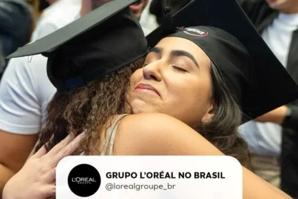 Duas mulheres se abraçando em cerimônia de formatura do Programa de Trainee da L'Oréal no Brasil