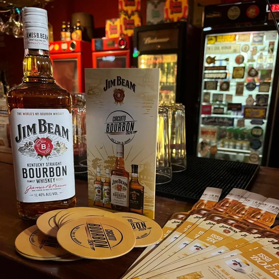 Materiais promocionais das marcas Jim Beam e Maker’s Mark no Circuito Bourbon 2024