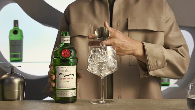 Em nova campanha, Tanqueray elege o Brasil como centro de inovação e estilo