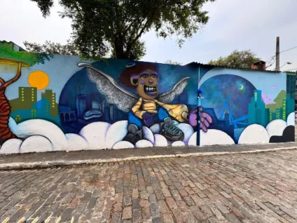 Imagem mostra grafite feito por Léo Araujo, em parceria com a CoSecurity, no Beco do Batman