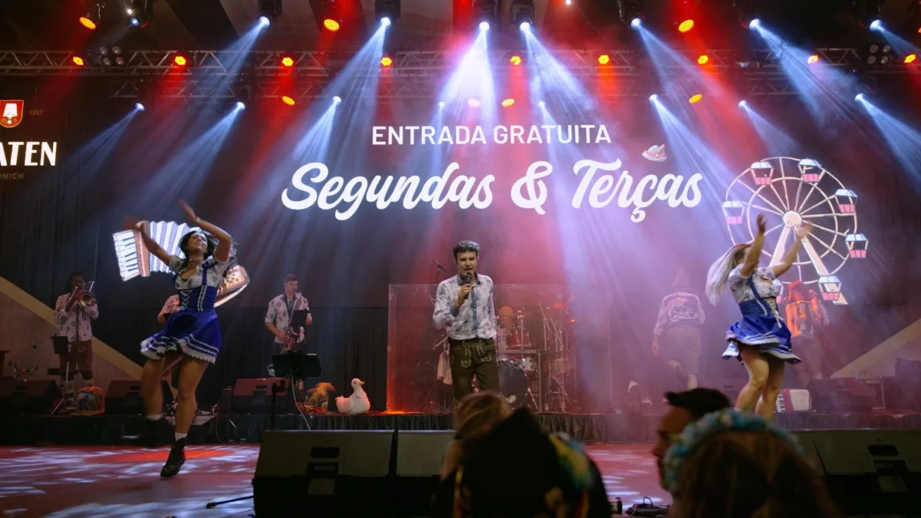 Banda Cavalinho performa coreografia de jingle da Ambev para promover o Consumo Responsável na Oktoberfest Blumenau