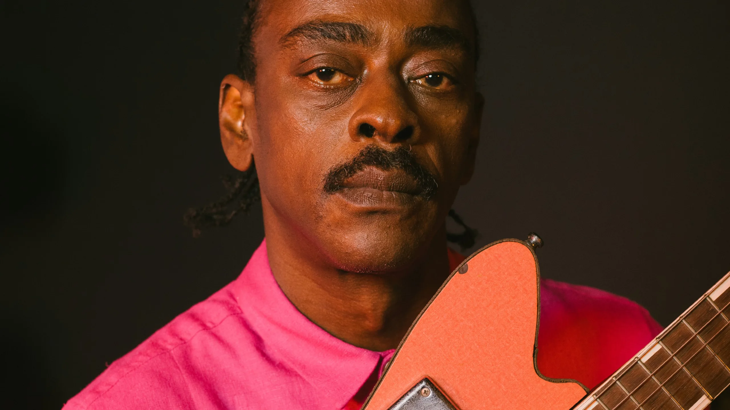 Imagem mostra o cantor Seu Jorge, uma das atrações confirmadas na próxima edição do C6 Fest 2025